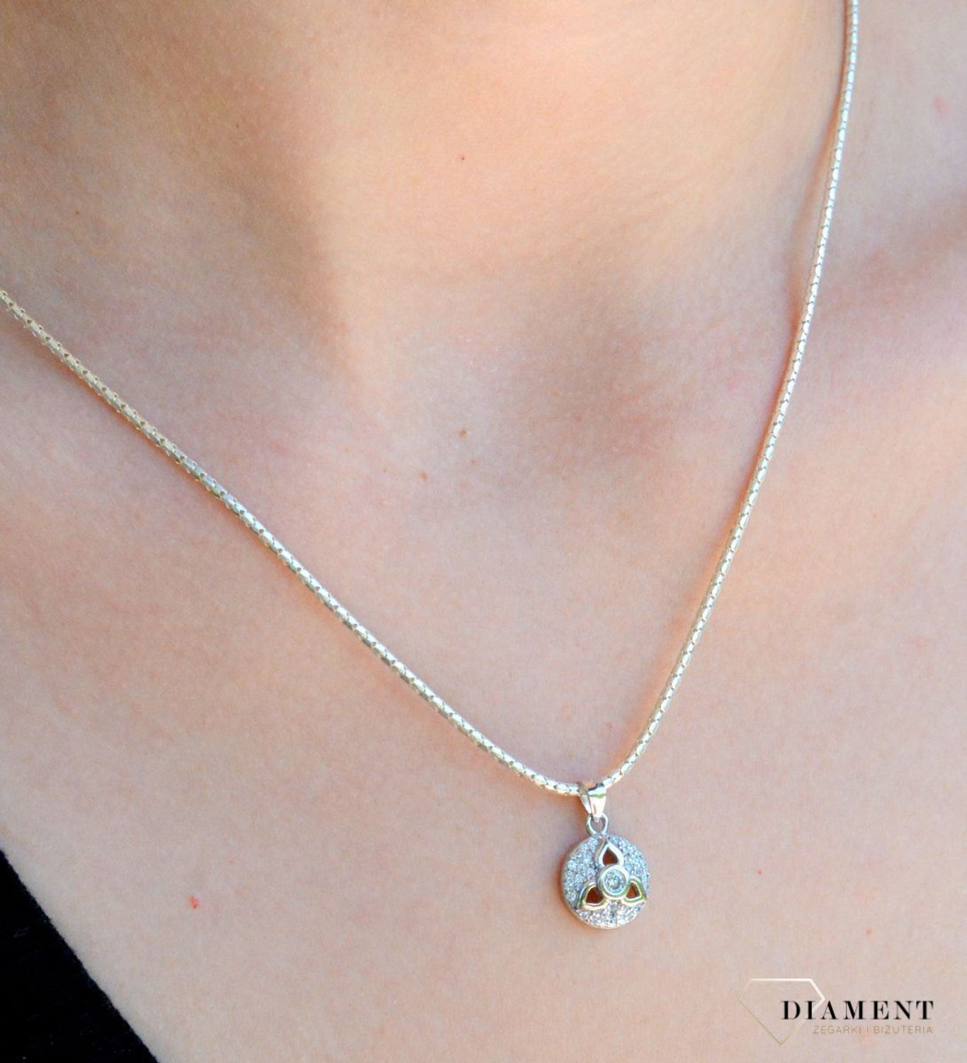 Srebrny łańcuszek 925 żmijka 1,4mm DIA-LAN-6016-925 1,4mm. Łańcuszki to uniwersalne dodatki, które sprawdzają się na każdą okazję i dla kobiet w każdym wieku. Srebrny łańcuszek jest uniwersalnym dodatkiem. Piękny grawer na łań (1).jpg